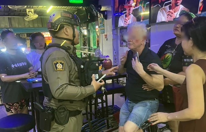 سائح من أستراليا أصيب في مشاجرة، وتم القبض على المشتبه به بسرعة من قبل الشرطة.