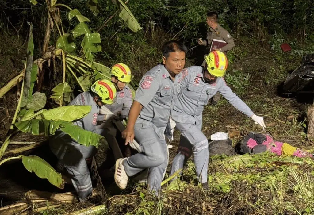 حادث مميت بشاحنة كشف عن عملية اتجار بالبشر: قتيلان و8 مصابين