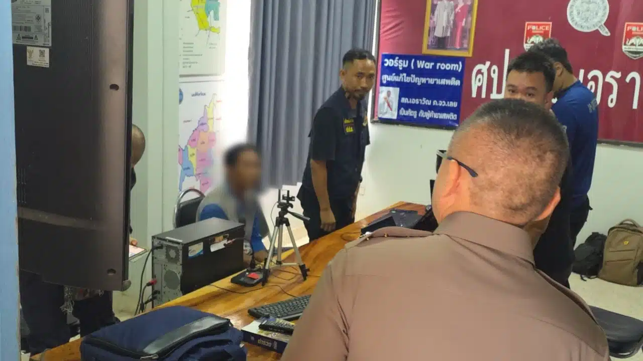ताइलंड की पुलिस दो सuspect को हरामजाद किया, जो एक Thai Airways की गेटर से हीروइन की व्यवसाय में शामिल हों थे।
