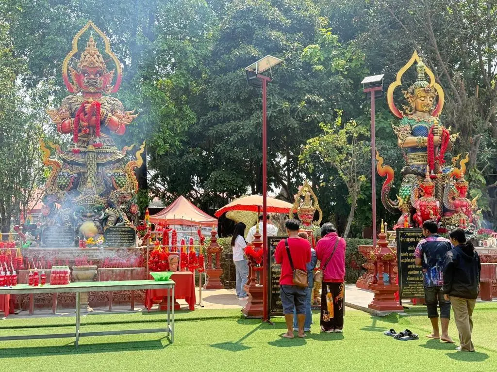 ताइलंड की पुलिस लोगों के खरेदी में और फौजदारी के दौरान संबंधित गणनाओं के लिए नई डेटाबेस का प्रचार करती है।