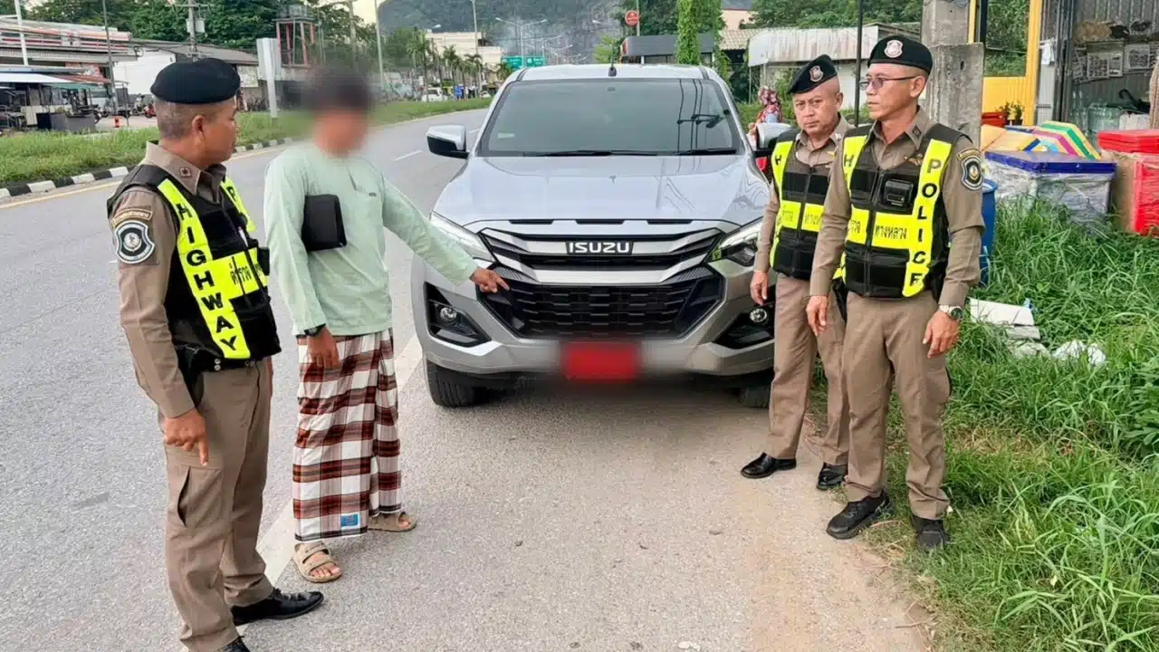 شرطة المرور في بانكوك تحتجز رجلاً بسبب لوحات حمراء مزيفة G-9999